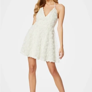 Studentklänning  - Säljer nu min så fina enkla men ändå speciellta student klänning från Ida Sjöstedt. Bara använd under mottagningen. Originalpris 3799✨ Pris kan självklart diskuteras 