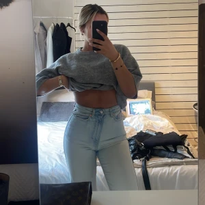 Weekday jeans - Hej! Säljer dessa super fina jeans från Weekday. Det har tyvärr blivit för små ( köpte från början fel storlek) , där av är det helt i nyskick! ✨🤍🫧
