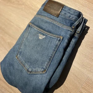 Armani Jeans - 29x32, väldigt bra skick har inte använt dom så mycket. säljer dom för jag tycker dom är för stora på mig, Nypris 2200kr