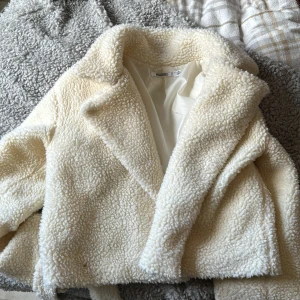 Teddyjacka  - Jacka i fint skick 😊 kortaremodell med bälte.  Köparen står för frakten 🎀