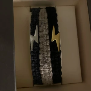 handgjorda makrame armband - handgjorda makrame armband med en tråd på återvunnen bomull. finns i marinblå, beige eller svart samt blixt till! 35kr✨⚡️💘