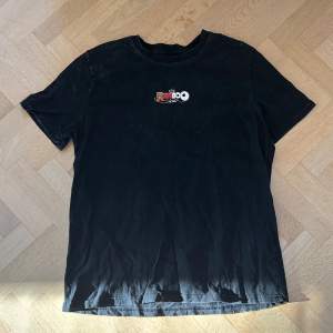 Ranboo merch t-shirt. Färgen är svart men har en ”washed” effekt, så den är inte hel svart. Tryck på framsida och baksida. Jättebra kvalitet och i mycket bra skick. Storlek M. Den är köpt på Ranboos officiella merchsida