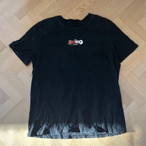 Ranboo merch - Ranboo merch t-shirt. Färgen är svart men har en ”washed” effekt, så den är inte hel svart. Tryck på framsida och baksida. Jättebra kvalitet och i mycket bra skick. Storlek M. Den är köpt på Ranboos officiella merchsida