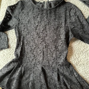 Spetstopp - Svart spetstopp med dragkedja på ryggen i fint skick.  Köparen står för frakten 🎀