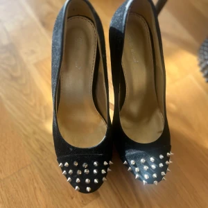  Klackar  -  klackarna  är i toppform dock lite slitna under. Skriv gärna om ni har frågor :)