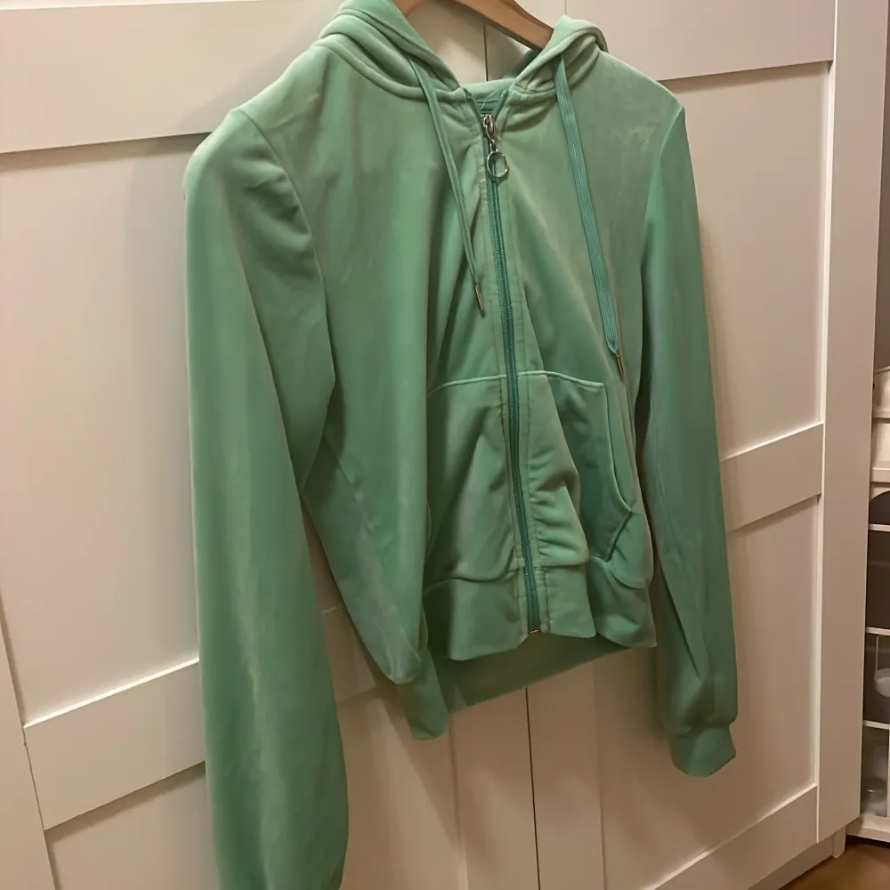 Säljer den här tröjan från ginatricot!  Det är en grön dragkedje tröja som är i storlek xs!💞den har en liten fläck på insidan av tröjan men syns inte när man har på sig den! Kan sänka priset!. Tröjor & Koftor.