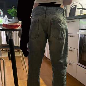 Ett par ass snygga Levis jeans som är i stolek 34-38 säljer för att dem är för stora orginal pris 1250 kr ps. Priset kan diskuteras 💘💘