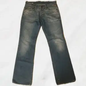 Feta vintage Jack&Jones jeans. Dom sitter baggy och dom e flared. För minsta lilla är de bara o skriva i pm 
