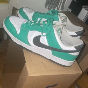Nike Dunk Low Stadium Green - Säljer dessa dunk lowa i bra skick förutom att de är lite creasade, använda ett par gånger. (Köpta från Nikes hemsida)