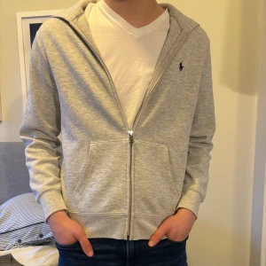 Ralph Lauren zip hoodie - En zip hoodie ifrån märket ralph lauren i bra skick inga skador. 