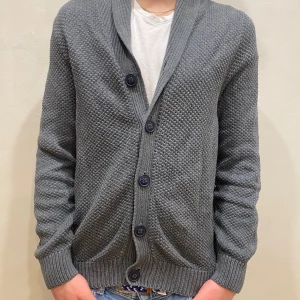 Kofta Hampton Republic  - Kofta Hampton Republic  Modell: 184cm & väger 84kg Skick: allmänt använd  Färg: grå Material: bomull