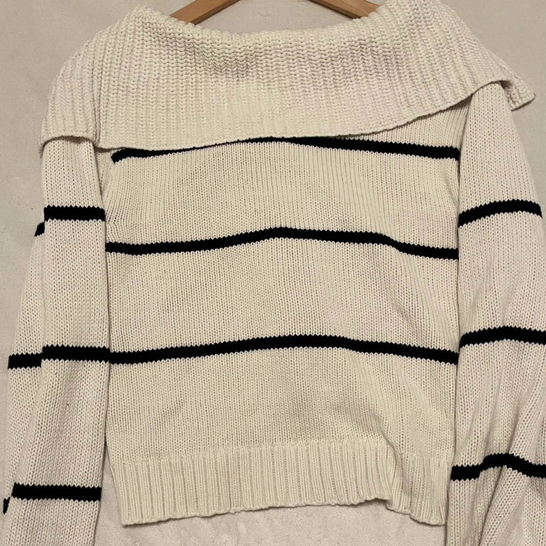 Vit o svart randig stickadtröja - 90