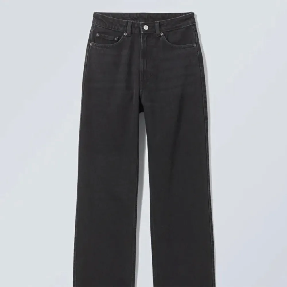 Rowe Extra High Straight Jeans från Weekday. Jeansen är i färgen Echo black och är knappt använda. Köpte för 590 kr.. Jeans & Byxor.