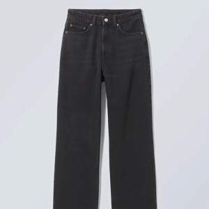 Rowe Extra High Straight Jeans från Weekday. Jeansen är i färgen Echo black och är knappt använda. Köpte för 590 kr.