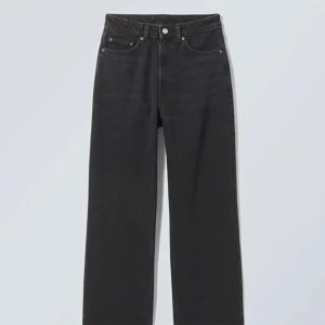 Svarta raka jeans  - Rowe Extra High Straight Jeans från Weekday. Jeansen är i färgen Echo black och är knappt använda. Köpte för 590 kr.