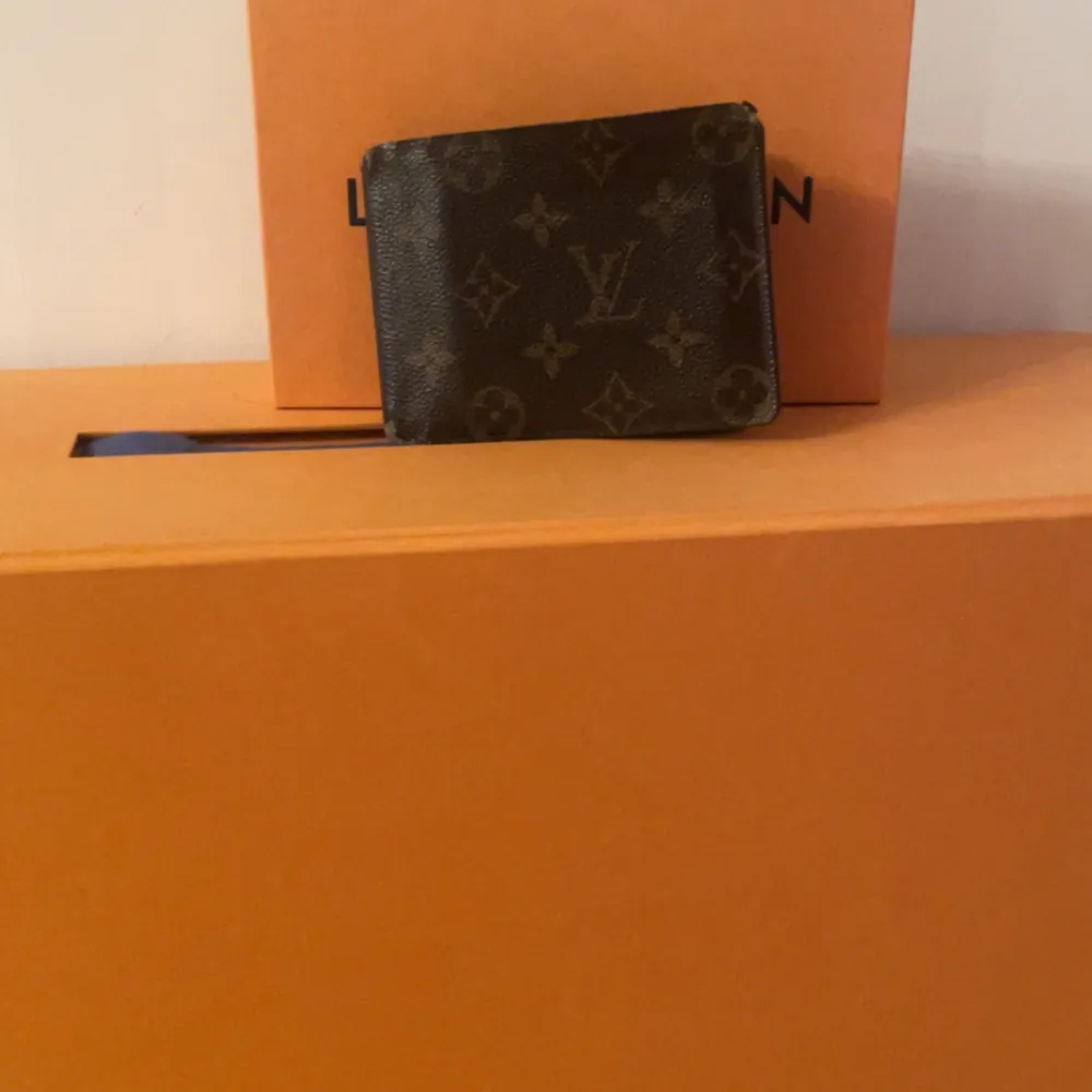 Säljer denna Louis Vuitton plånboken, skick 5/10. Använt skick och förekommer defekter på den, skriv privat för mer bilder på den samt defekterna. Priset går att förhandla vid snabbköp. Nypris ungefär 5000kr mitt pris:999kr. (SJÄLVKLART ÄKTA). Accessoarer.