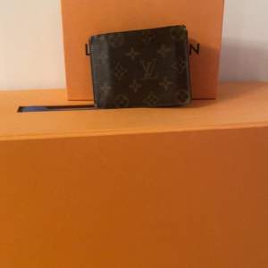 Säljer denna Louis Vuitton plånboken, skick 5/10. Använt skick och förekommer defekter på den, skriv privat för mer bilder på den samt defekterna. Priset går att förhandla vid snabbköp. Nypris ungefär 5000kr mitt pris:999kr. (SJÄLVKLART ÄKTA)