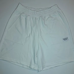 Vita långa shorts - Har aldrig haft på de. Har köpt shortsen men sen hållit kvar shortsen i mitt garderob i ett år och aldrig använt. 