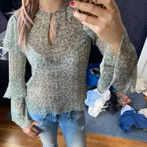 Blus - Säljer denna fina blus med blommor på, perfekt till våren! Passar mig som har S! 