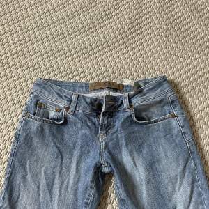 Assnygga lågmidjade jeans som tyvärr är för små för mig💓Midjemått: ca.37 cm Innerbenslängd: ca.80 cm