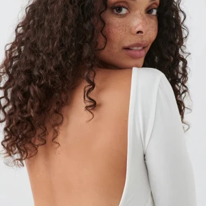 Låg rygg långärmad tröja vit Gina tricot - Säljer min superfina Low back topp från Gina då den är för stor för mig och inte kommer till användning längre. Den är slutsåld och kommer sluta säljas snart, en extremt liten rosa fläck på insidan av en av ärmarna och sitter dessutom superfint!