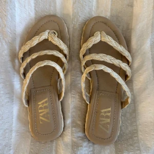 Sandaler - säljer dessa knappt använda sandaler/flip flops från zara. Använda en gång, köpte för 400kr säljer för 80kr. Säljer pga kommer ej till användning:( 🩷 köp via ”köp nu”. 