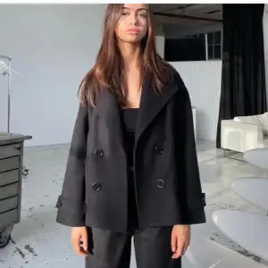 Säljer så fin svart kappa!! Perfekt till våren❤️‍🔥
