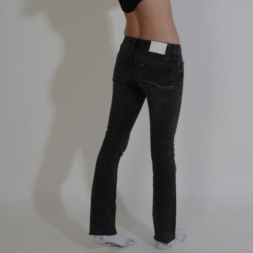 Lågmidjade Lee jeans. Modellen är 175 och storlek S. Byxorna är raka med fin passform. Jeansen är i nyskick🩷. Jeans & Byxor.