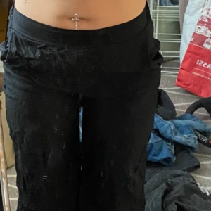 Linne byxor  - Hej säljer mina linnebyxor för att dom är för stora hör av dig om du har frågor💕🌸😊dom är mindre i storleken så skulle säga att dom passar S dom är tighta i midjan och är använda 2 gånger Max 