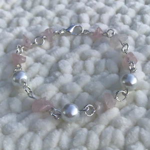 Armband  - Vackert armband av rosenkvarts och vita glaspärlor🤍🌸Finns 3 matchande armband till🫐