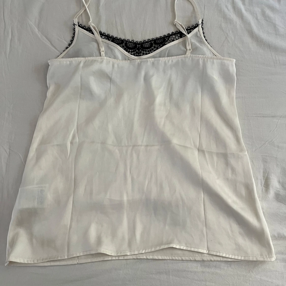  Silkeslinne med svarta detaljer  - 1