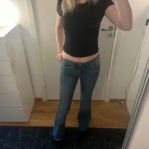 jätte fina lågmidjade jeans som inte kommer till användning 💕