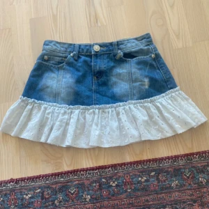 Supersöt jeanskjol med volanger - Följ mig gärna då jag lägger upp liknande plagg 🌼 Säljer denna supersöta lågmidjade jeans kjol med volanger. Den är i perfekt skick och i storlek 8 (som S). Skriv gärna om du har frågor eller köp direkt via köp nu ❤️