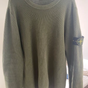 Stone Island sweatshirt - Säljer min Stone island Unik grön färg Nästan helt oanvänd 