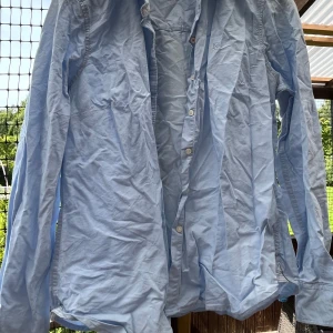 Sommar skjorta - Säljer en ljusblå sommar skjorta i storlek 40. 