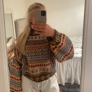 Stickad unik tröja från Mango - Stickad unik tröja ifrån Mango, i nyskick. Storlek small