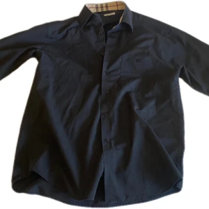 Burberry skjorta - Storlek M. Jag har bara använt den ett fåtal gånger så det är fortfarande i ett väldigt bra skick hade sagt typ 9/10. Hör av er vid intresse eller om ni har frågor!Nypris är ca 5000kr