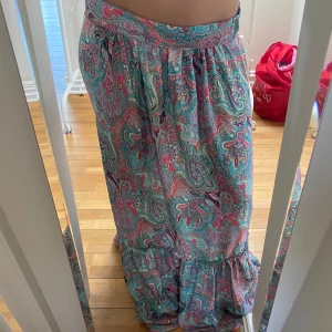 Långkjol - Så söt o somrig, men är lite lång på mig som är 163 så har inte fått användning för den💕den är stretchig i midjan så skulle säga att den passar de flesta
