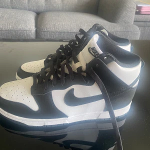 Nike Dunk High. Stl 42 1/2 - Aldrig använd. Köptes för 1500 och säljer för 1200kr, men kan ta mindre vid snabb affär.
