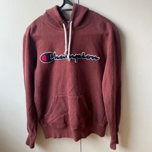 Champion Hoodie - En vinröd Champion Hoodie i Storlek Small | Gjord av 100% bomull | Mycket fint skick 👍  Kolla in min profil för fler fina kläder till bra pris! Fler varor kommer inom kort 💸