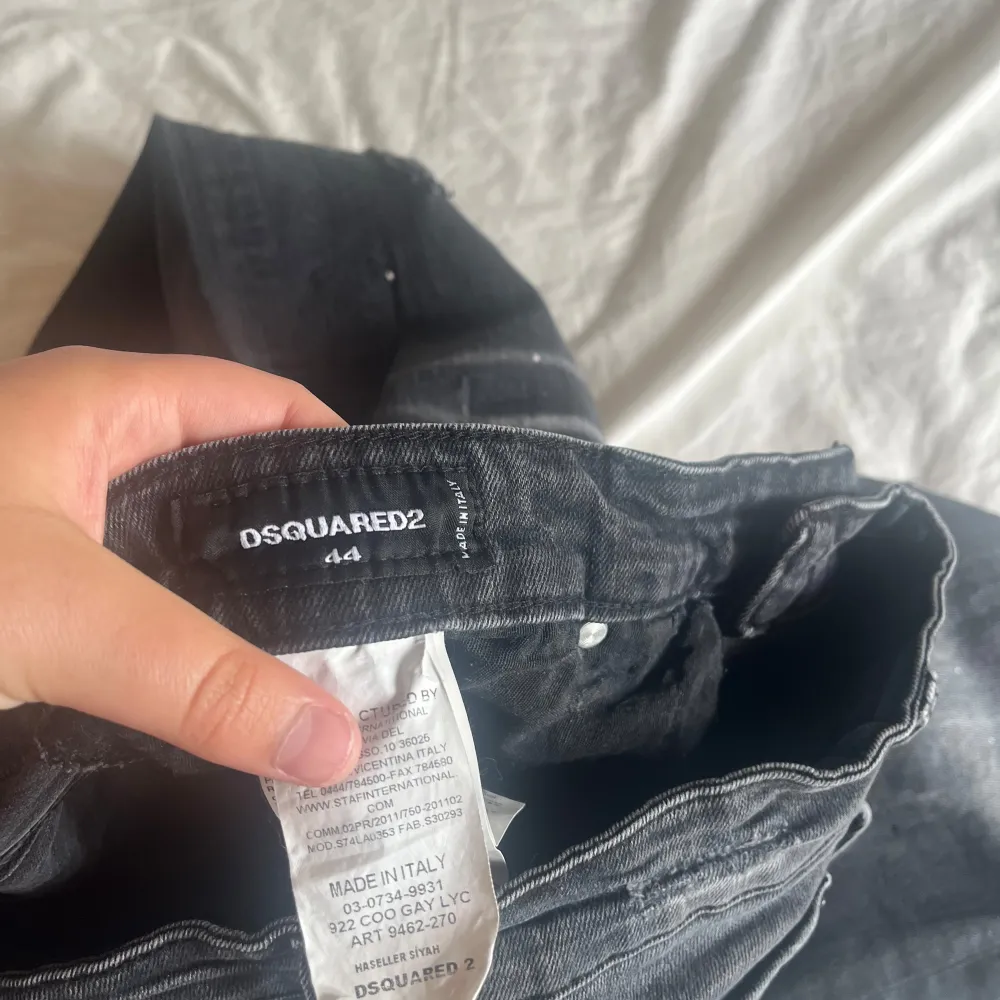 Tja säljer mina jeans från Dsquared2 om storleken är förvirrande skriv till mig och via snabba köp så kan priset gå ner lite skriv om du har någon fråga  . Jeans & Byxor.