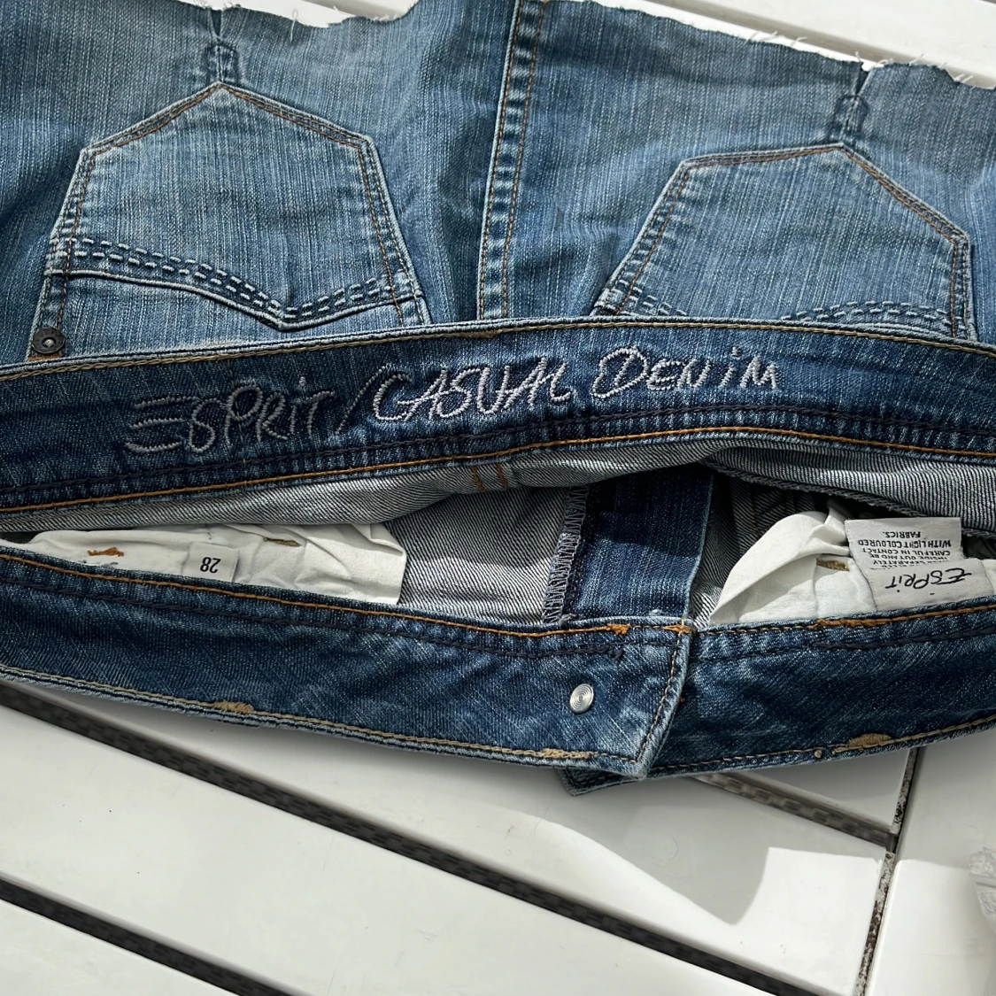 Lågmidjad jeanskjol med volang - 93