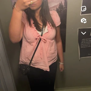 Rosa knyttop Only - Säljer denna somriga topp då jag inte använder den längre, den är sparsamt använd men har ett litet hål i ena ärmen men detta syns inte när man har på sig toppen❤️och kan enkelt lagas med nål och tråd