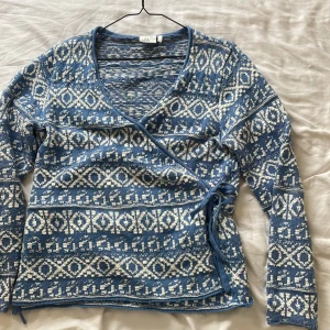 Stickad tröja  - Stickad tröja/kofta Frakt ingår ej❤️