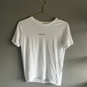 Calvin Klein t-shirt  - Vit Calvin Klein t-shirt, i storlek xs. Endast använd 1 gång. Skriv för fler frågor eller diskutera pris m.m.💞