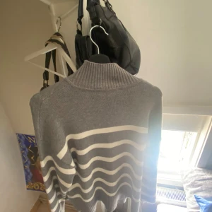 Grå och vit randig stickad tröja från zara med krage - Mysig tjock tröja i storlek S. Passar väldigt bra till vintern , på baksidan av kragen har det gått upp lite utav materialet men det är inget som syns speciellt mycket eller har förstört tröjan. Annars är den i bra skick och har bra kvalite. 