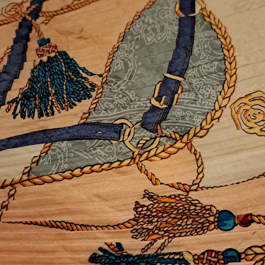 Flerfärgad halsduk med tofsar - 90