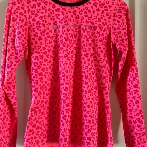 Träningströja Röhnisch - Fin träningströja från Röhnisch i rosa leopardmönster. I storlek XS. 
