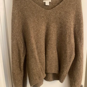 Stickad tröja  - Säljer min stickade tröja då den inte kommer åt användning längre 😊