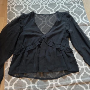 Blus - Svart blus ifrån bikbok, knappt använd🤍